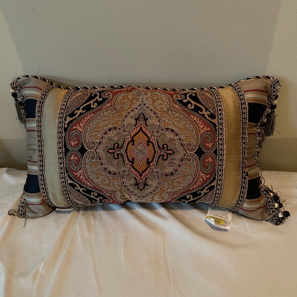 Austin Horn - Elegant Decorative Accent Pillow